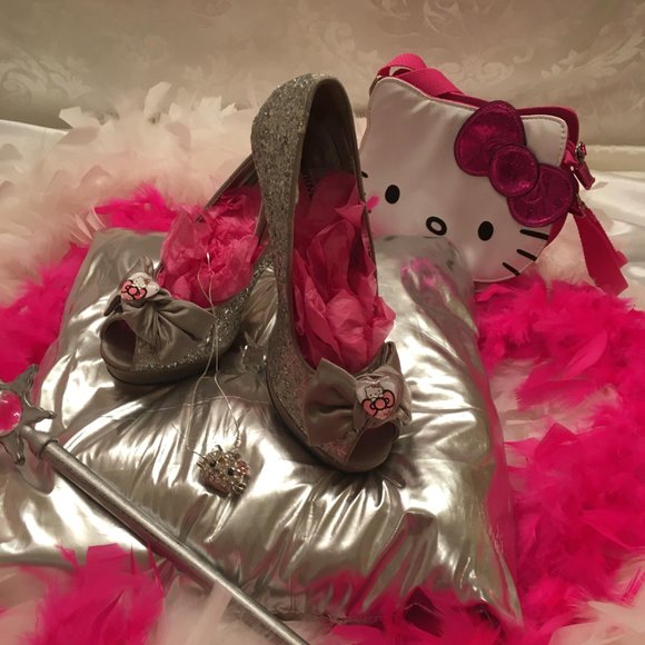 ADORABLE glitter covered peep toe hello kitty heels with hello kitty puff hearts - Picture 3 of 9